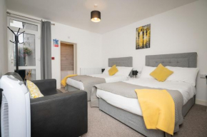 Immaculate Apartment meters from the beach Parking Available